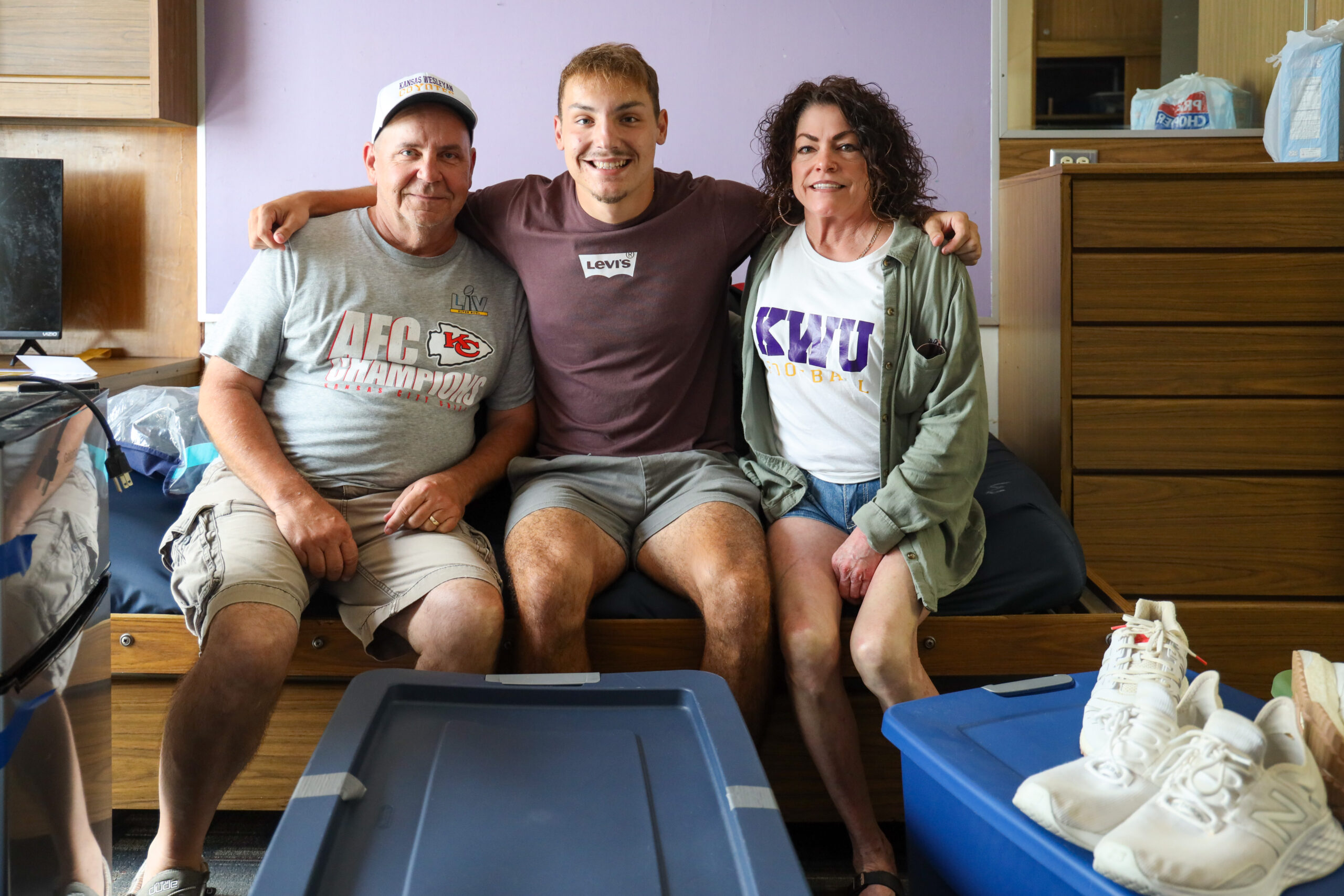 Student with family at move-in