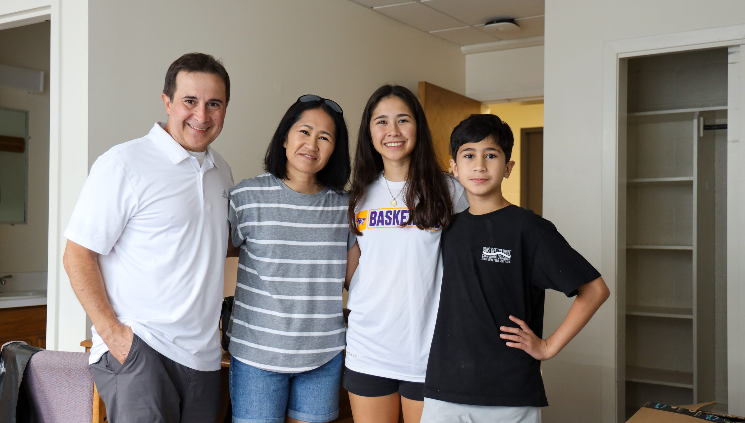 Student with family at move-in