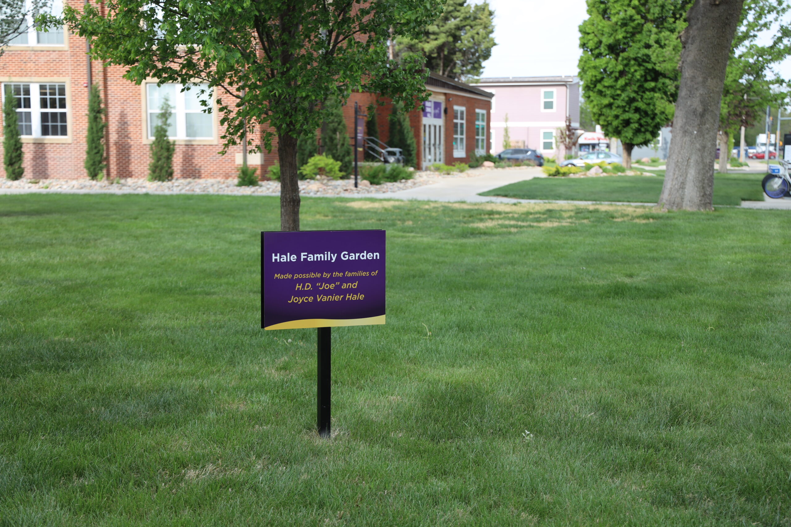 Campus sign in green field