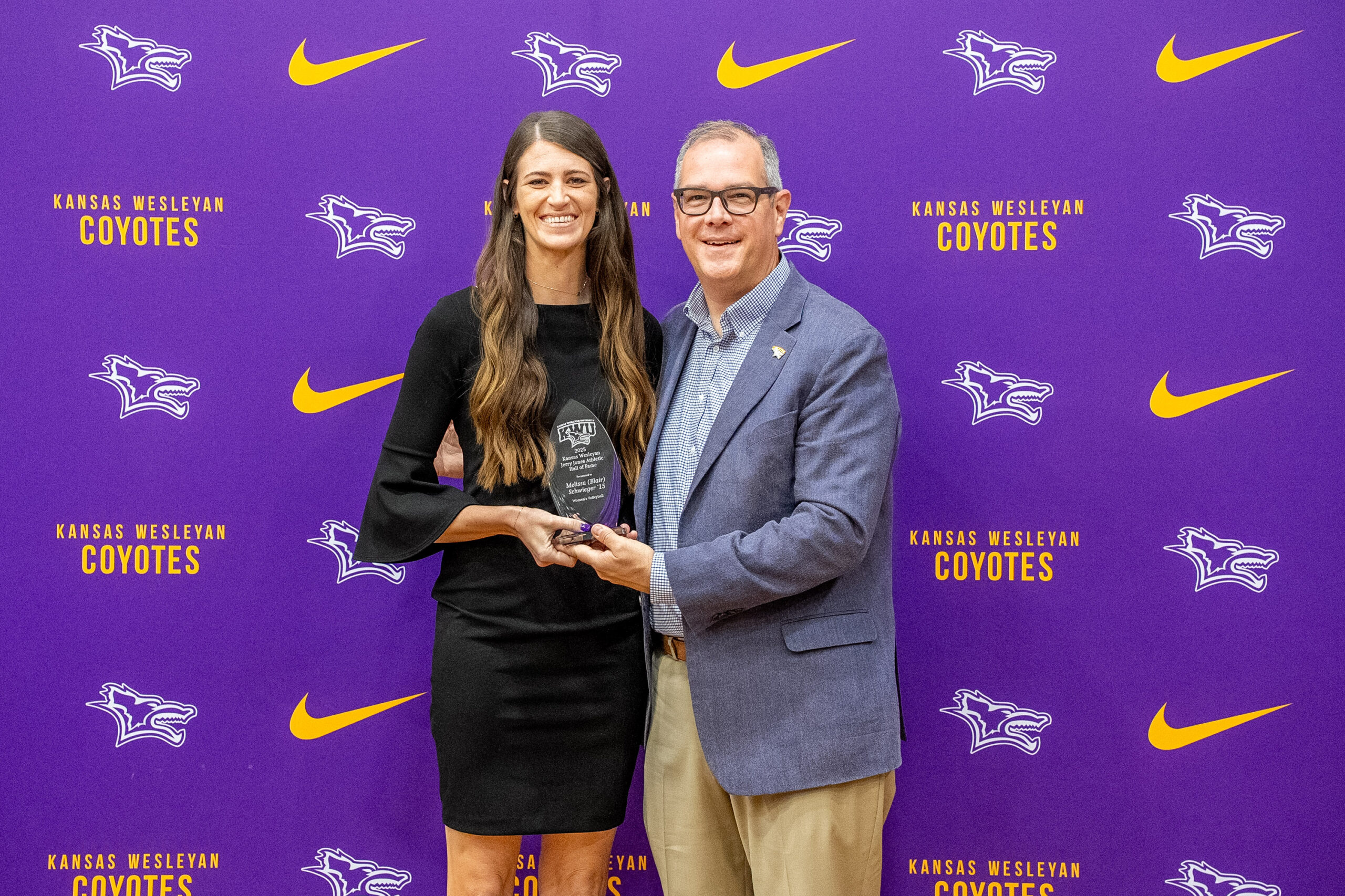 Man presenting award to woman