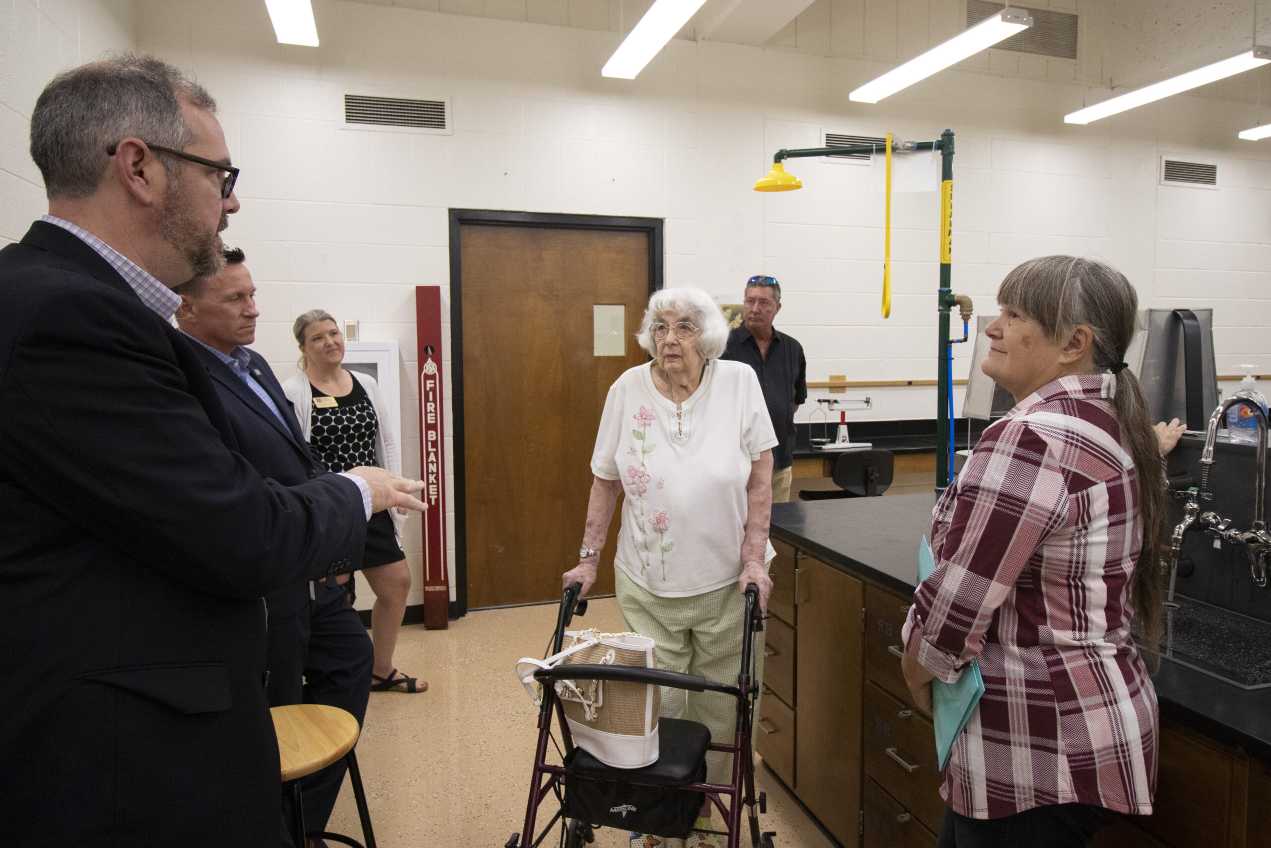 KWU President speaks with Pollak family in chemistry lab