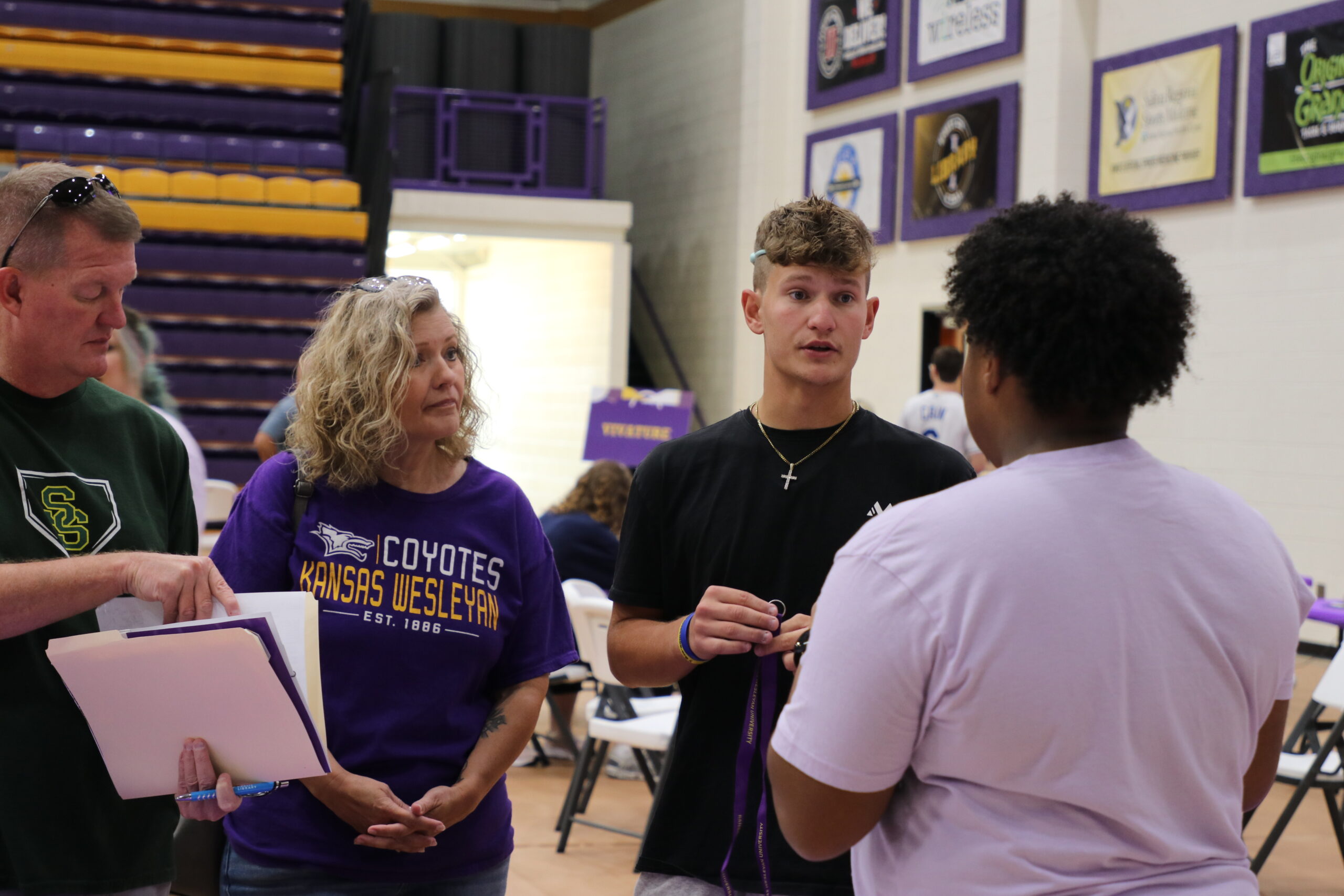 Student with family at move-in